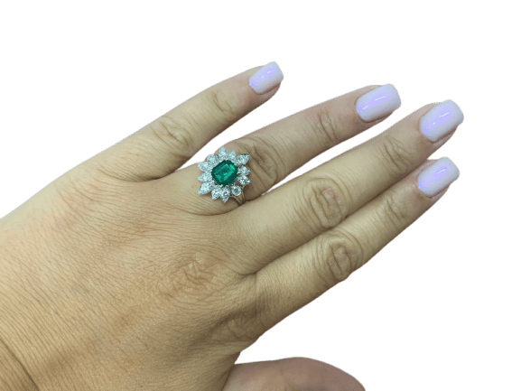 54 Bague cocktail en or blanc 18 carats, émeraude de Zambie et diamants 58 Facettes BA 460