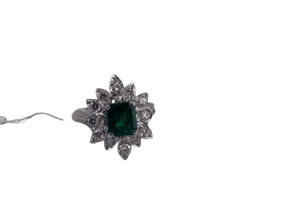 54 Bague cocktail en or blanc 18 carats, émeraude de Zambie et diamants 58 Facettes BA 460