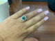 54 Bague cocktail en or blanc 18 carats, émeraude de Zambie et diamants 58 Facettes BA 460