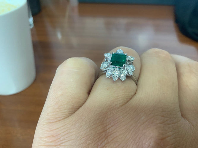 54 Bague cocktail en or blanc 18 carats, émeraude de Zambie et diamants 58 Facettes BA 460