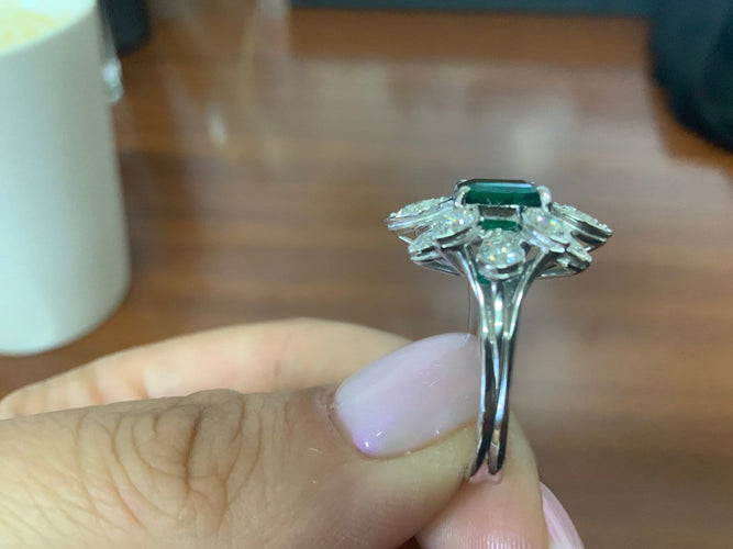 54 Bague cocktail en or blanc 18 carats, émeraude de Zambie et diamants 58 Facettes BA 460