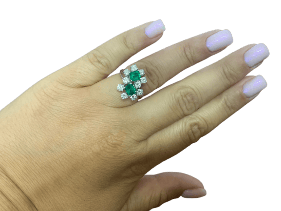 Anel cocktail em ouro branco, esmeralda colombiana e diamantes 