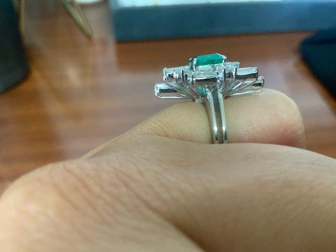 Bague 54 Art déco - Bague en or blanc, émeraude colombienne et diamants 58 Facettes BA 737