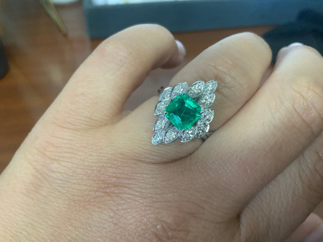 Bague 54 Bague colombienne en or blanc, émeraude et diamants 58 Facettes BA 457