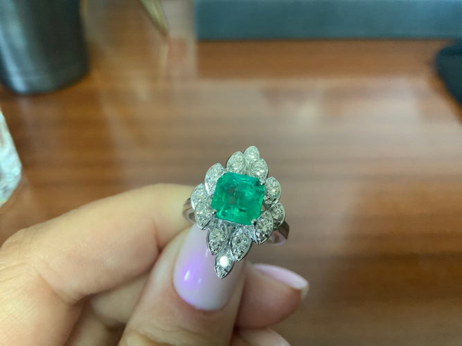 Bague 54 Bague colombienne en or blanc, émeraude et diamants 58 Facettes BA 457