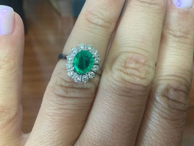 Bague 51.5 Bague halo en or blanc avec émeraude ovale et diamants 58 Facettes BA 500