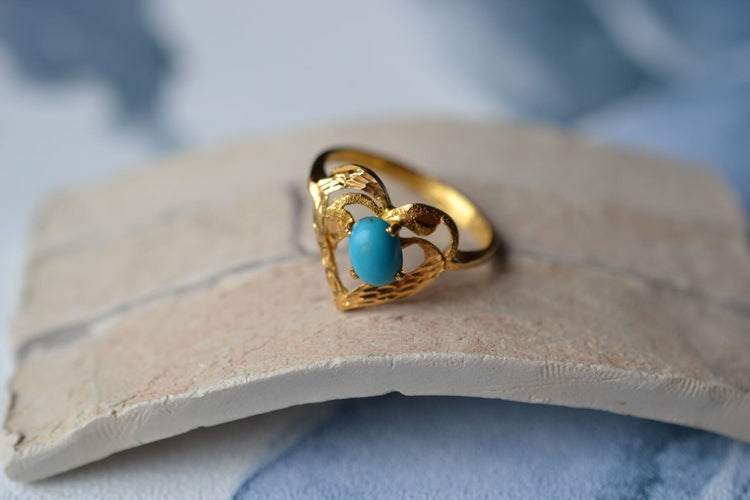 https://cdn.shopify.com/s/files/1/0963/7950/2920/files/Bague-en-Or-jaune-en-forme-de-coeur-sertie-d_une-pierre-bleue-bague-ancienne_22630432-ec0b-4b44-bc86-9276b8bbb287.jpg?v=1779186244