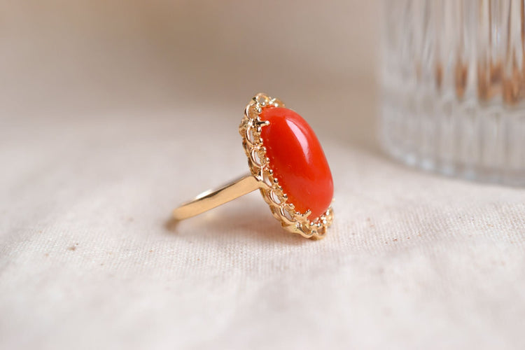 https://cdn.shopify.com/s/files/1/0963/7950/2920/files/Bague-cabochon-Corail-oval-bague-Vintage_a7ae335c-6245-437b-9b77-5de819a81124.jpg?v=1779980728