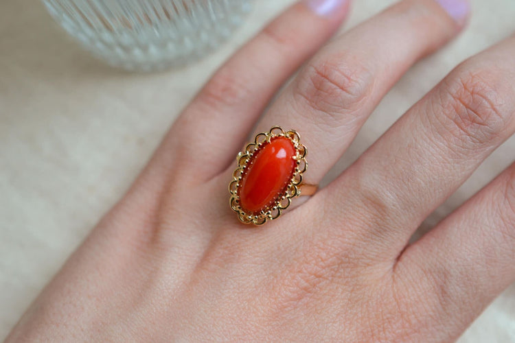 https://cdn.shopify.com/s/files/1/0963/7950/2920/files/Bague-cabochon-Corail-oval-bague-de-fiancailles_7d5a792b-2ee4-40cd-b22b-47d0147689cc.jpg?v=1779980729