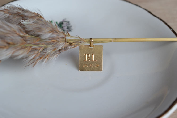 https://cdn.shopify.com/s/files/1/0963/7950/2920/files/Pendentif-signe-astrologique-du-cancer-en-Or-jaune-Grave-au-dos-des-initiales-R-L-et-de-la-date-19-07-19-pendentif-Vintage-1_f896ac18-672c-42be-8a92-a7d8df136a76.jpg?v=1779186305