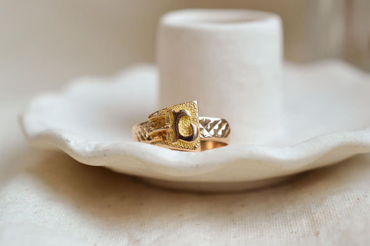https://cdn.shopify.com/s/files/1/0963/7950/2920/files/Bague-ceinture-ciselee-bague-ancienne_58656765-3b7d-4cd6-95cc-4687bd662b10.jpg?v=1779368884