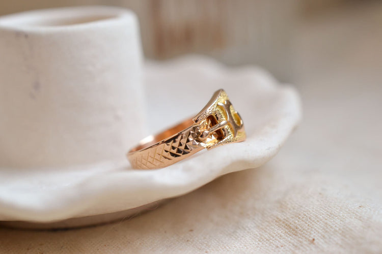 https://cdn.shopify.com/s/files/1/0963/7950/2920/files/Bague-ceinture-ciselee-bague-Vintage_463e6e7f-b381-4153-91f6-01c6dd0b42f0.jpg?v=1779368884