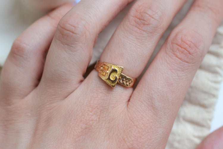 https://cdn.shopify.com/s/files/1/0963/7950/2920/files/Bague-ceinture-ciselee-bague-de-fiancailles_f80de616-0d5d-485f-95e6-309016c5da6b.jpg?v=1779368884