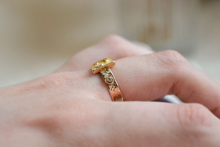 https://cdn.shopify.com/s/files/1/0963/7950/2920/files/Bague-ceinture-ciselee-bague-de-promesse_28cbd32d-7fb6-4092-b7ae-d60f066c3ee2.jpg?v=1779368884