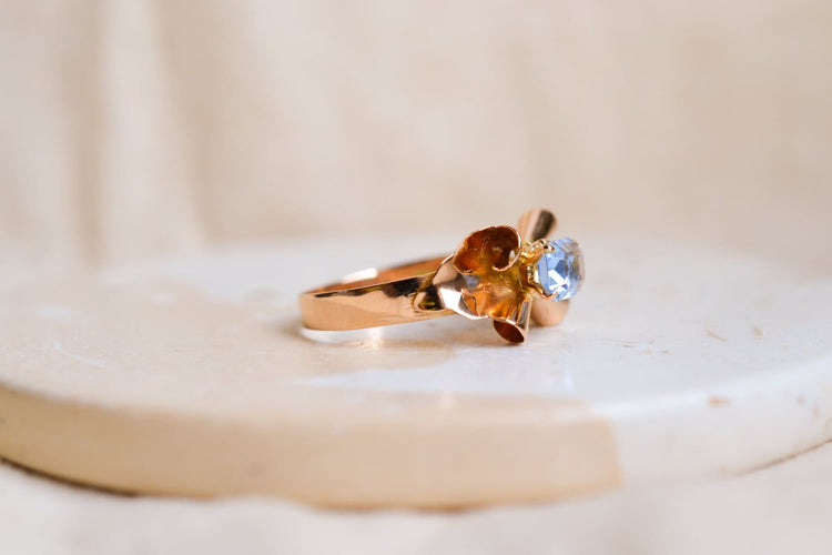 https://cdn.shopify.com/s/files/1/0963/7950/2920/files/Bague-en-forme-de-noeud-en-Or-jaune-18-carats-ornee-d_une-pierre-bleue-ciel_86760cc7-a911-4a85-915c-e0646dc7109a.jpg?v=1779371117