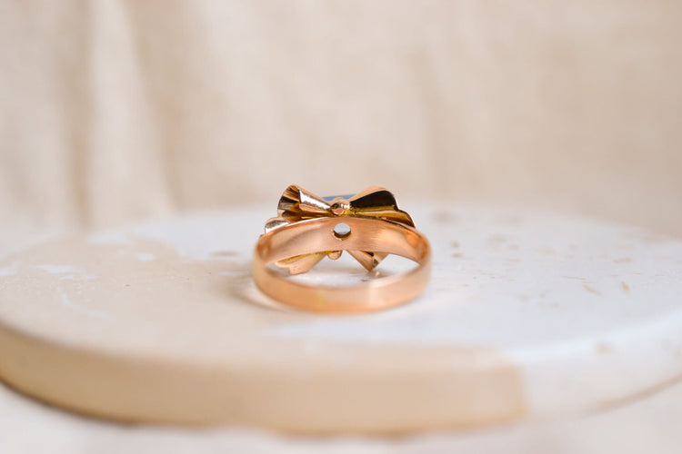 https://cdn.shopify.com/s/files/1/0963/7950/2920/files/Bague-en-forme-de-noeud-en-Or-jaune-sertie-d_une-pierre-bleue-ciel_9eb21169-6396-41cb-8d74-20b6a5d58ed6.jpg?v=1779371116