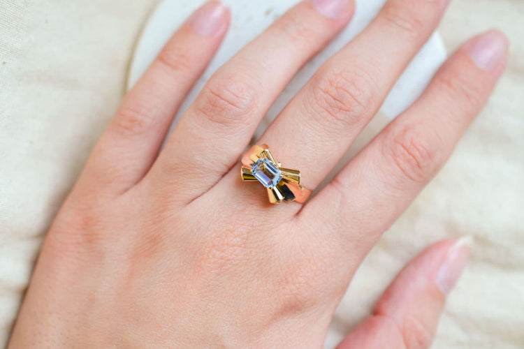 https://cdn.shopify.com/s/files/1/0963/7950/2920/files/Bague-de-fiancailles-en-Or-jaune-18-carats-ornee-d_une-pierre-bleue-ciel_4e4cd369-fa0d-4b06-98fc-76d40cf718a1.jpg?v=1779371117