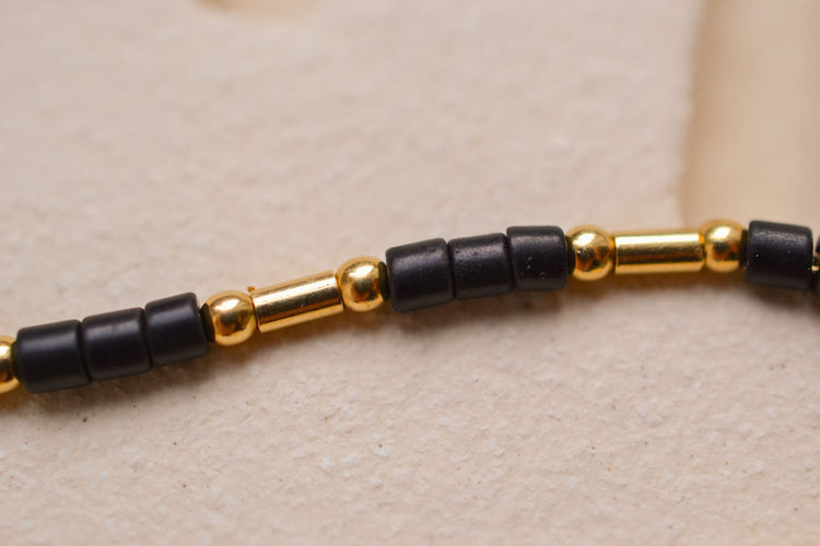 https://cdn.shopify.com/s/files/1/0963/7950/2920/files/Bracelet-lezard-et-perles-de-rocailles-bracelet-de-seconde-main_8c6df43d-6584-4cbb-bff7-0f588d82e12c.jpg?v=1779981144