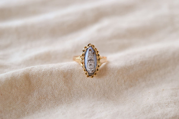 https://cdn.shopify.com/s/files/1/0963/7950/2920/files/Bague-Marquise-en-Or-jaune-18-carats-ornee-d_email_6894f6a4-f67a-4d9c-bd4a-da713e38dd8d.jpg?v=1779982199
