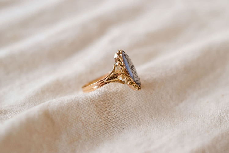 https://cdn.shopify.com/s/files/1/0963/7950/2920/files/Bague-Marquise-ancienne-en-Or-jaune-18-carats_abf6b6dd-ac31-42ab-a0af-6036e7162893.jpg?v=1779982199
