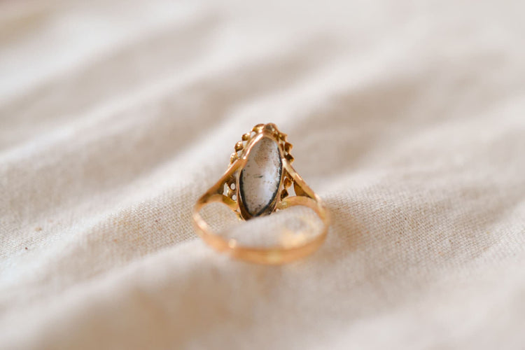 https://cdn.shopify.com/s/files/1/0963/7950/2920/files/Bague-Marquise-Vintage-en-Or-jaune-18-carats_ef278610-c943-4cfa-9dbd-f3e8fa6aab20.jpg?v=1779982199