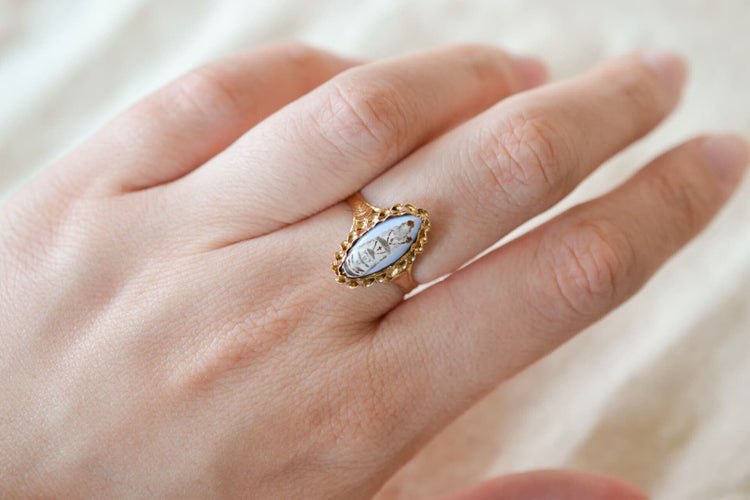 https://cdn.shopify.com/s/files/1/0963/7950/2920/files/Bague-de-fiancailles-ancienne-en-Or-jaune-18-carats_a0b3f332-40ef-4f6e-8915-9469f155b815.jpg?v=1779982199