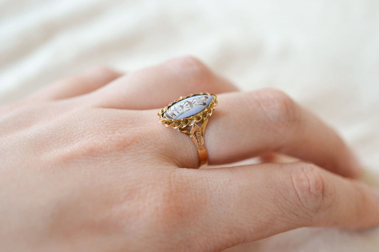 https://cdn.shopify.com/s/files/1/0963/7950/2920/files/Bague-de-fiancailles-Vintage-en-Or-jaune-18-carats_849db967-3ee6-42bd-ba7b-4ba0a922f8ca.jpg?v=1779982199