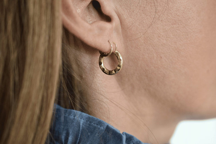 https://cdn.shopify.com/s/files/1/0963/7950/2920/files/creoles-or-jaune-18-carats_61cef8d8-e56d-4506-968d-7578477ae5be.jpg?v=1779375635