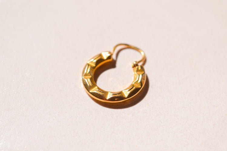 https://cdn.shopify.com/s/files/1/0963/7950/2920/files/Mono-creole-effet-bambou-en-Or-jaune-18-carats_cbdb4f63-3072-4293-afeb-91396a19340b.jpg?v=1779375634