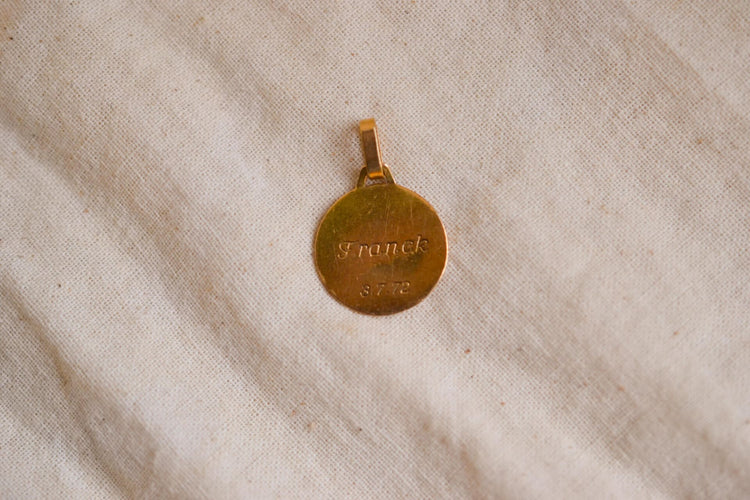 https://cdn.shopify.com/s/files/1/0963/7950/2920/files/Pendentif-en-Or-jaune-18-carats-a-decor-floral_7ad5eefe-96b1-473f-af2e-47b4b6f3799c.jpg?v=1779981819