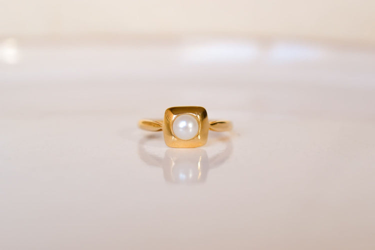 https://cdn.shopify.com/s/files/1/0963/7950/2920/files/Bague-carree-en-Or-jaune-18-carats-ornee-d_une-Perle-de-culture_9255c5d3-2d18-40ed-a86a-4ef823003f62.jpg?v=1779982110