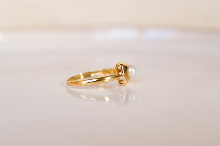 https://cdn.shopify.com/s/files/1/0963/7950/2920/files/Bague-ancienne-en-Or-jaune-18-carats-ornee-d_une-Perle_209f17a7-490d-40ca-b466-9c052ff21fa6.jpg?v=1779982110