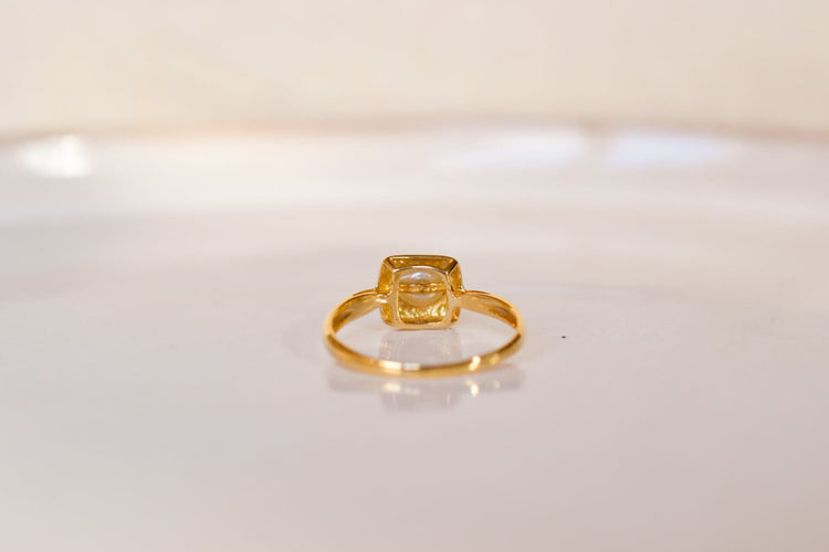 https://cdn.shopify.com/s/files/1/0963/7950/2920/files/Bague-Vintage-en-Or-jaune-18-carats-ornee-d_une-Perle_2aa4b54a-79d7-44a3-87e4-61d21e8df2bf.jpg?v=1779982110