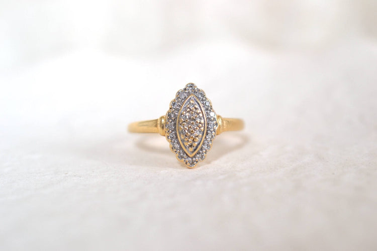 https://cdn.shopify.com/s/files/1/0963/7950/2920/files/bague-navette-2-Ors-diamants_44ee86d5-9604-45cb-bd16-3c9fcc11ff24.jpg?v=1779982648