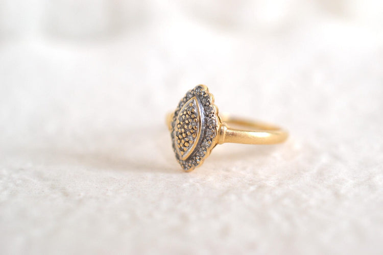 https://cdn.shopify.com/s/files/1/0963/7950/2920/files/bague-navette-diamants_31bb3530-b6af-4838-b7c9-5d96ef628472.jpg?v=1779982648
