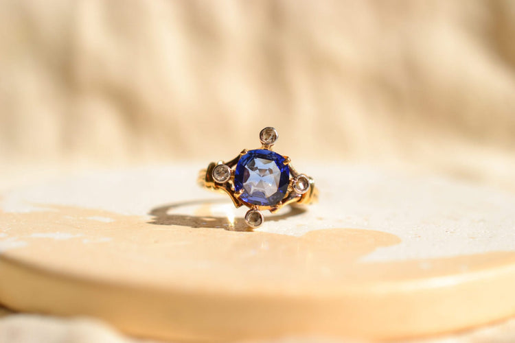 https://cdn.shopify.com/s/files/1/0963/7950/2920/files/Bague-ancienne-en-Or-jaune-18-carats-centree-d_un-Saphir-de-synthese-entoure-de-Diamants_c6b33d6e-aab3-4f11-846c-7144fec43ce3.jpg?v=1779376185
