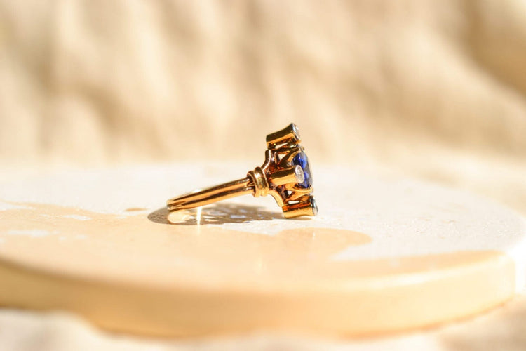 https://cdn.shopify.com/s/files/1/0963/7950/2920/files/Bague-Vintage-en-Or-jaune-18-carats-sertie-d_un-Saphir-de-synthese-et-de-Diamants_c603b5ad-adf7-41f4-b9d6-744406dc08f9.jpg?v=1779376187