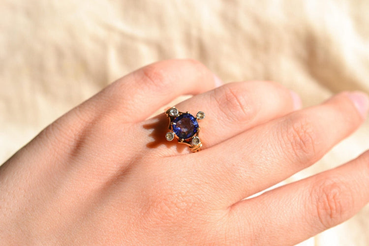 https://cdn.shopify.com/s/files/1/0963/7950/2920/files/Bague-de-fiancailles-ancienne-en-Or-jaune-18-carats-sertie-d_un-Saphir-de-synthese-et-de-Diamants_6d1344fb-fbec-4913-a030-5f1dc0a651f8.jpg?v=1779376193