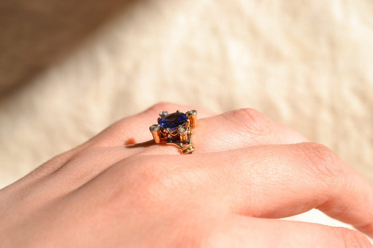 https://cdn.shopify.com/s/files/1/0963/7950/2920/files/Bague-de-fiancailles-Vintage-en-Or-jaune-18-carats-sertie-d_un-Saphir-de-synthese-et-de-Diamants_ce5e4c11-eb04-4a1f-b30b-c52a8016b4b2.jpg?v=1779376195