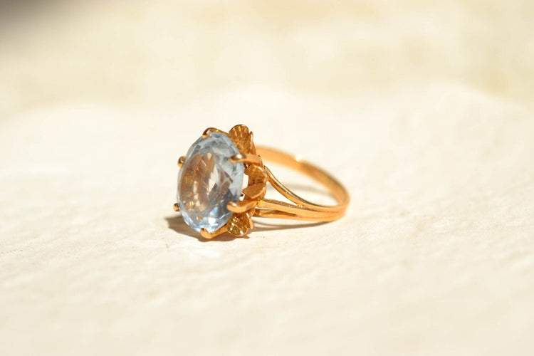 https://cdn.shopify.com/s/files/1/0963/7950/2920/files/bague-cocktail-pierre-bleue_34292990-dc13-45a7-8494-bea21a234957.jpg?v=1779983217