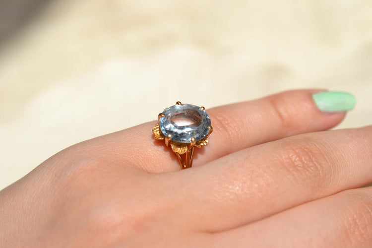 https://cdn.shopify.com/s/files/1/0963/7950/2920/files/bague-cocktail-vintage_fd83b4d4-1d52-483b-8558-b1a33ccba6c3.jpg?v=1779983217