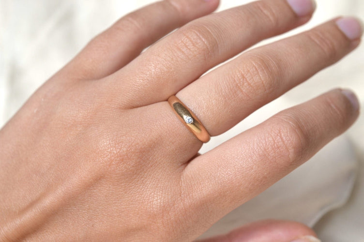 https://cdn.shopify.com/s/files/1/0963/7950/2920/files/bague-ancienne-jonc-diamant_e79dd870-a527-4d31-8cc7-1d3b5eee55c0.jpg?v=1779381041