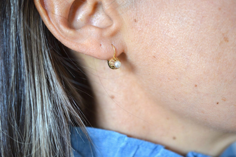 https://cdn.shopify.com/s/files/1/0963/7950/2920/files/boucles-doreilles-perles-or-jaune_bf590b6b-8f98-41fc-a862-b35de1301b21.jpg?v=1779983605