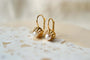 https://cdn.shopify.com/s/files/1/0963/7950/2920/files/Brincos dormideira-perles-femme_be57167b-ff31-4442-9465-fbed44e56268.jpg?v=1779983605