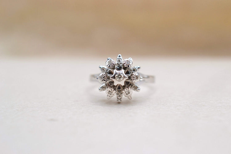 https://cdn.shopify.com/s/files/1/0963/7950/2920/files/bague-fleur-or-blanc-1_3d05e417-dec1-4939-831b-639d015d022d.jpg?v=1779984274