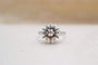 https://cdn.shopify.com/s/files/1/0963/7950/2920/files/bague-fleur-or-blanc-1_3d05e417-dec1-4939-831b-639d015d022d.jpg?v=1779984274