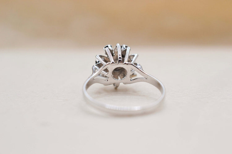 https://cdn.shopify.com/s/files/1/0963/7950/2920/files/bague-florale-diamant_45a65e20-7b3f-4eed-a9b8-caa089045c2c.jpg?v=1779984275