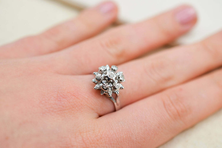 https://cdn.shopify.com/s/files/1/0963/7950/2920/files/bague-ancienne-diamant_07a01c06-80e3-4194-b0ea-415cb79afa4b.jpg?v=1779984274
