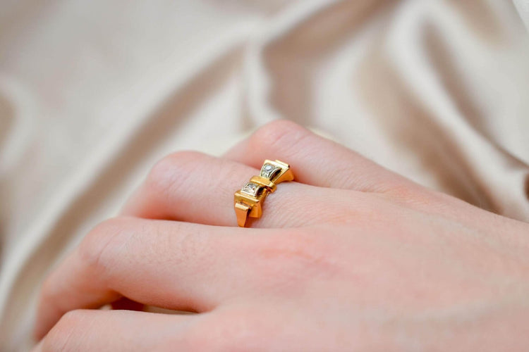 https://cdn.shopify.com/s/files/1/0963/7950/2920/files/bague-vintage-noeud-oxyde_6aa9acf0-b654-4e91-a43e-3eb57f175e90.jpg?v=1779383272