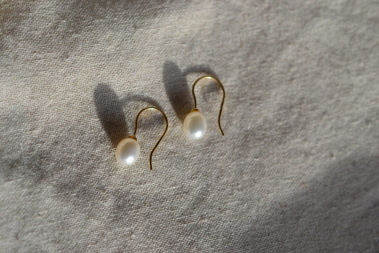 https://cdn.shopify.com/s/files/1/0963/7950/2920/files/Boucles-d-oreilles-en-Or-jaune-et-perles-eau-douce-18-carats-Vintage_JPG.jpg?v=1779382003